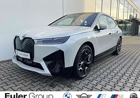 BMW iX M60 HUD Luftfederung Niveau AHK-klappbar AHK Panor