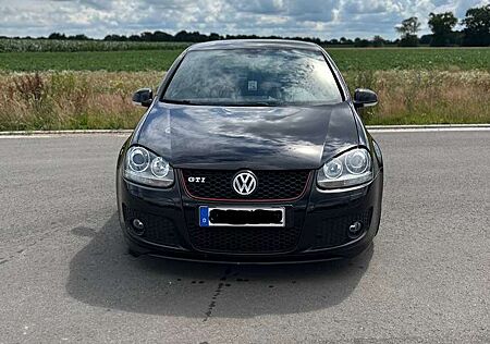 VW Golf GTI Volkswagen Pirelli/Edition 30