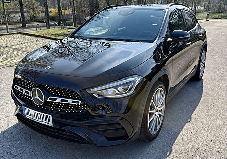 Mercedes-Benz GLA 200 DCT AMG BLACK 8-fach bereift
