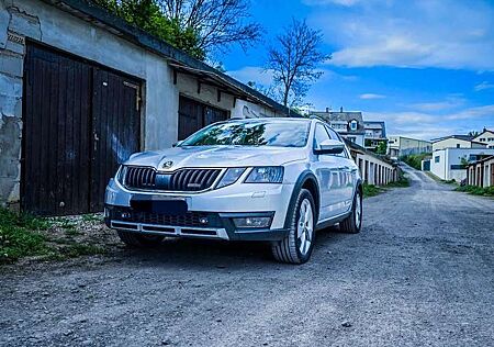 Skoda Octavia Combi 2.0 TDI 4x4 DSG Scout vieles Neu