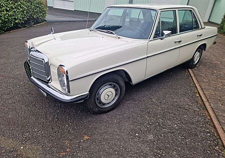 Mercedes-Benz 220 W115 /8 Originalzustand Top Garagenfahrzeug