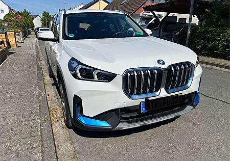 BMW iX1 30 xDrive / AHK / Panoramaglasdach / Lenkradheizub