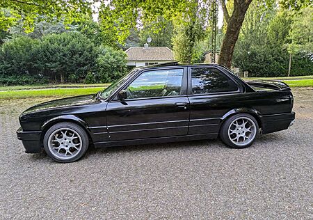 BMW 316i 316 Coupe Schwarz M Technik 2