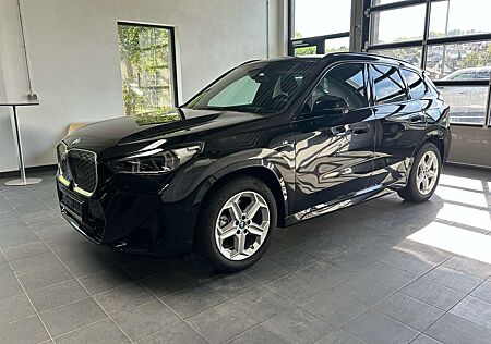 BMW iX1 30 xDrive M Sport Pano_AHK_DrivAssPro_HUD_HarmKard