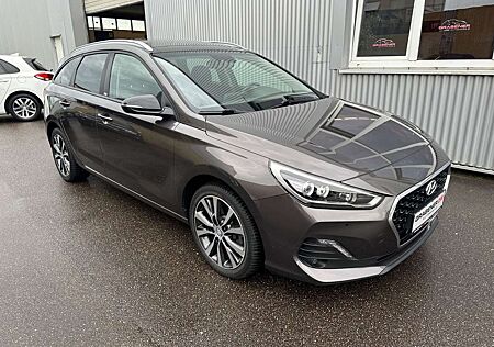 Hyundai i30 cw 1.6 YES! Plus Navi Pano LED BT RKam SH LH