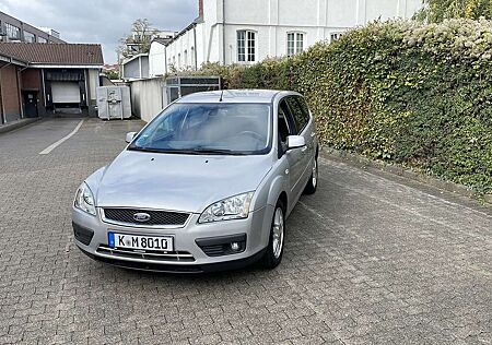 Ford Focus Turnier 2.0 16V Aut. Ghia