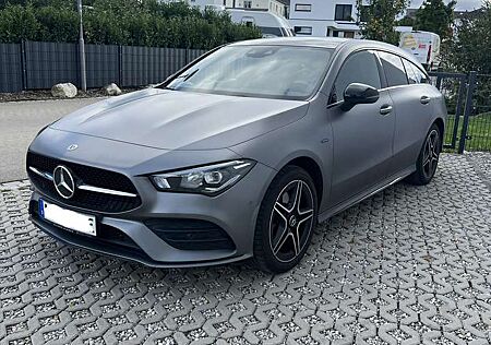 Mercedes-Benz CLA 250 Mercedes CLA 250e – AMG Line – 8-fach bereift