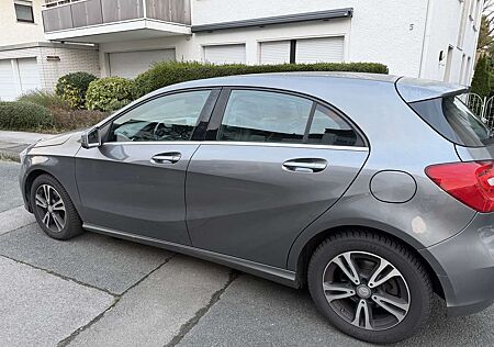 Mercedes-Benz A 180 (BlueEFFICIENCY) Urban