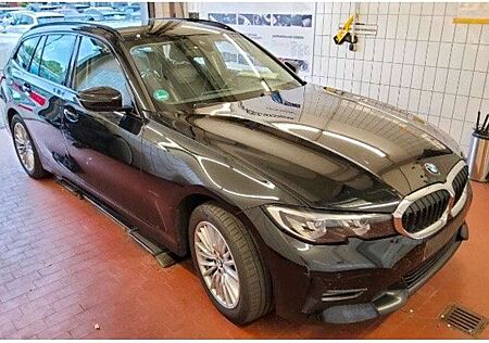 BMW 320 d Sport Line HUD/AHK/LenkrHeiz/Harman/KeyLess