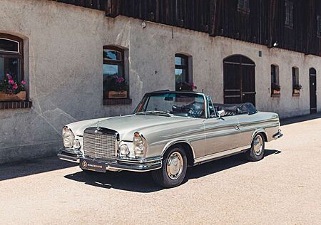 Mercedes-Benz 280 SE 3.5 Cabriolet - Restored, Matching