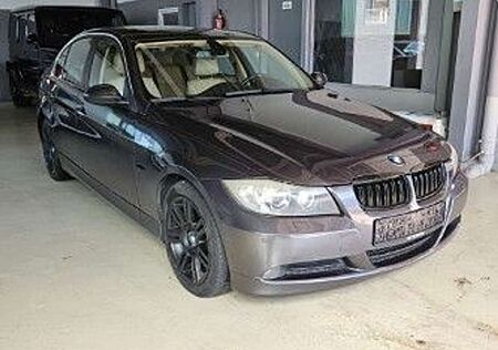 BMW 330i 330 Baureihe 3 Lim. xDrive+Heckrollo+Memory