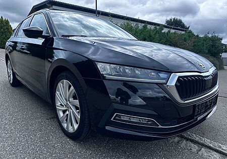 Skoda Octavia Combi First Edition NAVI/LED/1.Hd