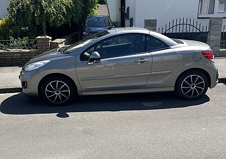 Peugeot 207 Platinum , 8fach Bereifung und top gepflegt