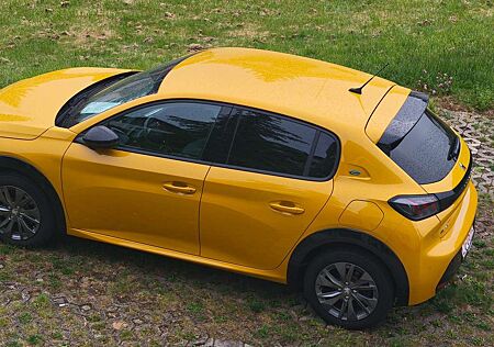 Peugeot e-208 Elektroauto im Neuzustand