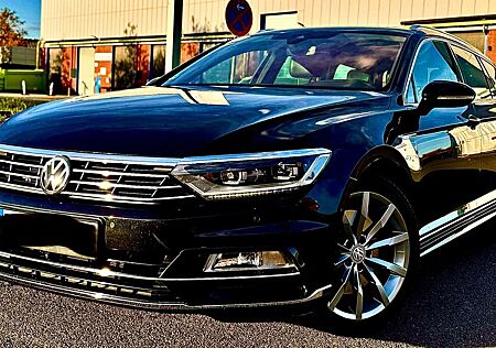 VW Passat Variant Volkswagen Highline 4Motion R-Line Vollausstattung