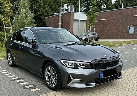 BMW 320 i XDrive Luxury Line 8 Fach bereift LMT EDT!