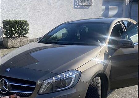 Mercedes-Benz A 180 (BlueEFFICIENCY) 7G-DCT