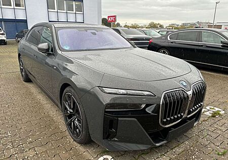 BMW i7 xDrive60 MSport Kino TV Sky Loung 174.000,