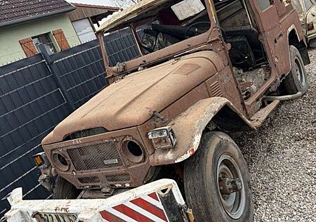 Toyota Land Cruiser HJ 45 Abschleppwagen