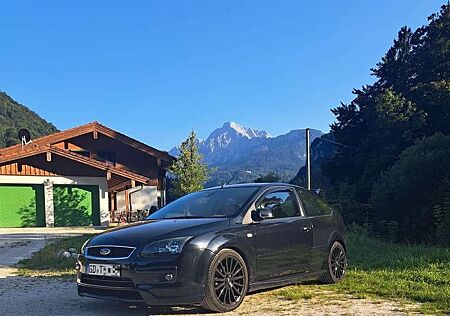 Ford Focus 1,6l ST Optik, 8 fach bereift, TÜV Neu