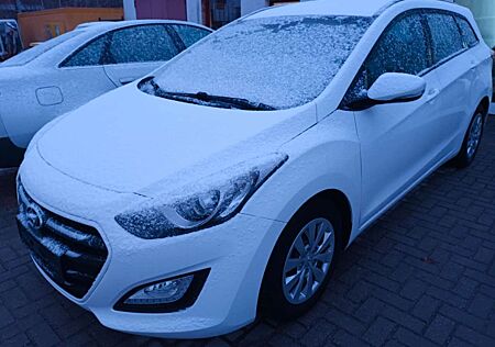 Hyundai i30 CW 1.4 BLUE TREND NAVI+KLIMA+KAMERA+WR!!