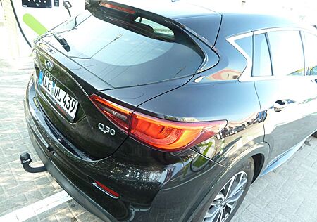 Infiniti Q30 1.5d Premium City Black