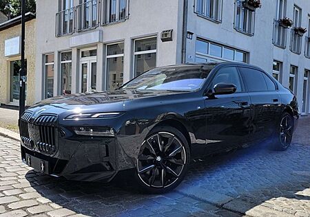 BMW i7 xDrive 60 M Sport THEATRE SCREEN HUD B&W SKY