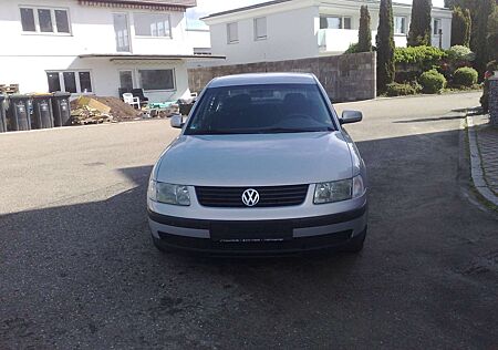 VW Passat Volkswagen 1.8 -AUTOMATIK-1 HAND-VOLL SCHECKHEFT.