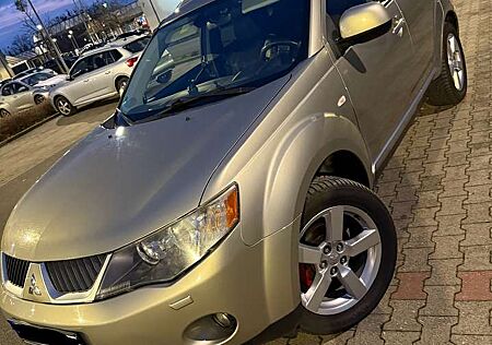 Mitsubishi Outlander 2.2 DI-D 4WD Instyle 7 Sitzer VollLeder