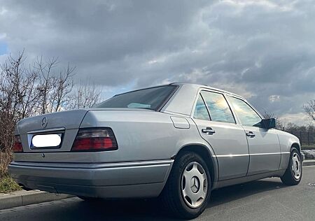 Mercedes-Benz E 200 /200E*136PS*Schiebedach*TÜV NEU*Anhängerkupplung
