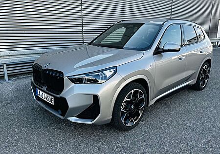 BMW iX1 30 xDrive M Sport, spacesilber, 20zoll, Ahk, Top
