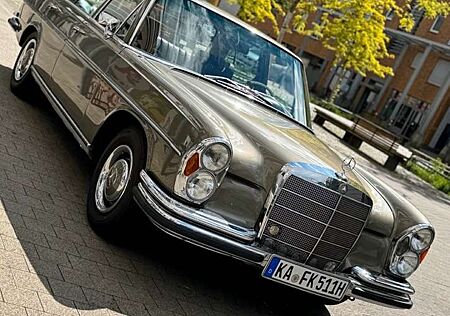 Mercedes-Benz 300 SEb Nummer 2701 von 2737 Gebauten