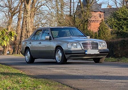 Mercedes-Benz 220 W124 E Automatik Schiebedach