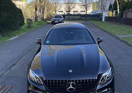 Mercedes-Benz E 220 d Coupe AMG - Garantie| Pano| Burmester