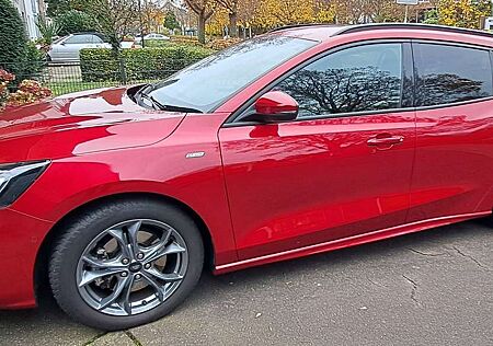 Ford Focus Turnier 1.0 EcoBoost Hybrid ST-LINE