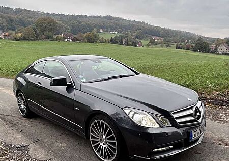 Mercedes-Benz E 200 gebraucht kaufen Mercedes-Benz E 200 CGI Coupe BlueEFFICIENCY Automatik Elegance
