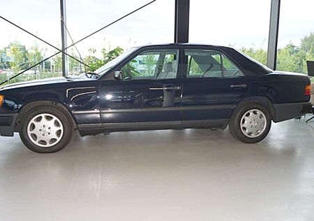 Mercedes-Benz E 260 OLDTIMER H-KENNZEICHEN+SCHECKHEFT+ESSD+TEM