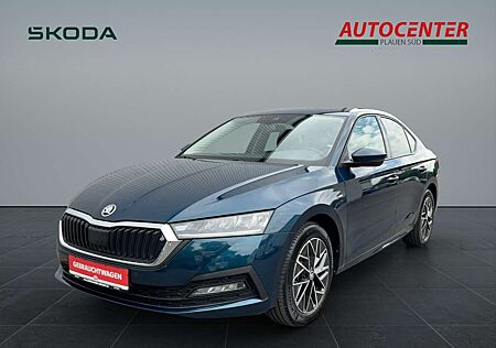 Skoda Octavia Clever mit Ambientebeleuchtung und 3-Zonen-Klima
