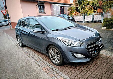 Hyundai i30 i30cw Diesel blue Kombi 1.6 CRDi Passion
