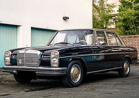 Mercedes-Benz W 114/115 Strich-Acht W115 200 D