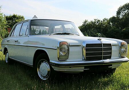 Mercedes-Benz W 114/115 Strich-Acht 220 D