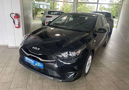 Kia Cee'd Ceed / 1.5 T-GDI DCT Navi SHZ PDC Klimaauto