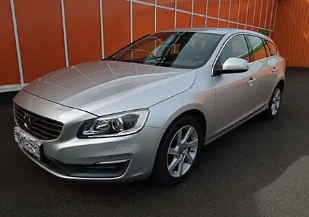 Volvo V60 D2 MOMENTUM Mod 2014 Xenon NAVI ZR-Wechsel WEBASTO