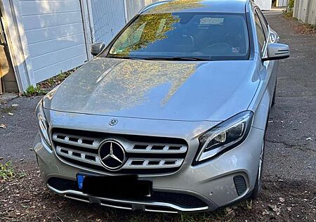 Mercedes-Benz GLA 200 7G-DCT SZHG NAVI LEDER APPLE CARPLAY