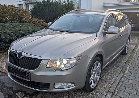 Skoda Superb Combi DSG Elegance / Xenon / Pano