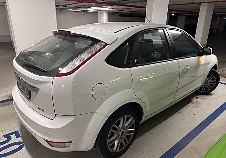 Ford Focus Fließheck 5-Türer 1.6 Ti-VCT Ghia