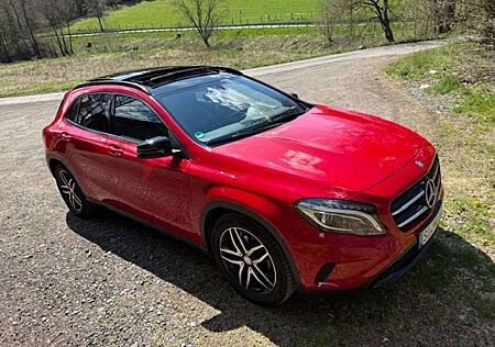 Mercedes-Benz GLA 200 mit Panoramaschiebedach
