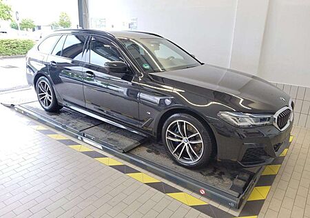 BMW 530 e TOURING xDRIVE M SPORT/LSR/ACC/HuD/PANO/AHK