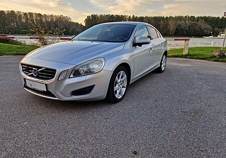 Volvo S60 +D5+Geartronic Summum