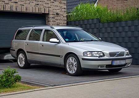 Volvo V70 2.4 / TÜV 02/26 / 8-Fach bereift / Vollleder